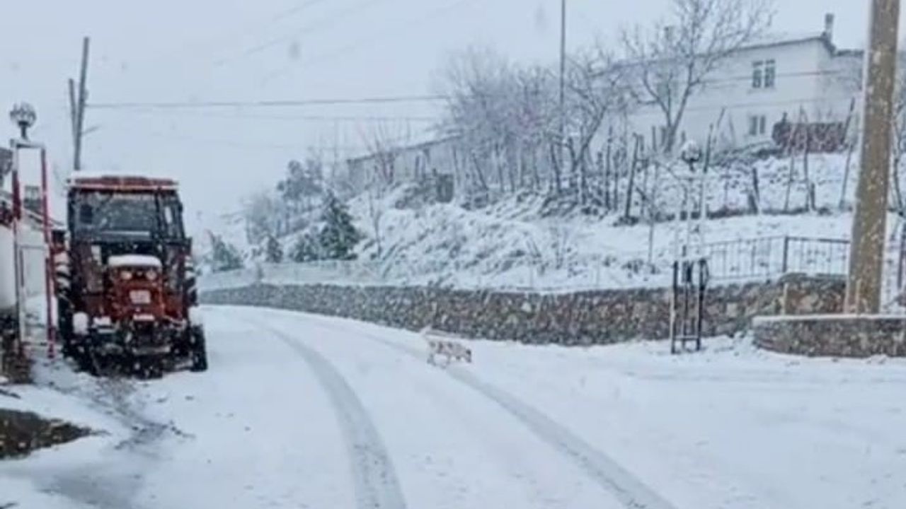 Biga'nın 13 köyünde kar yağışı etkili oldu.