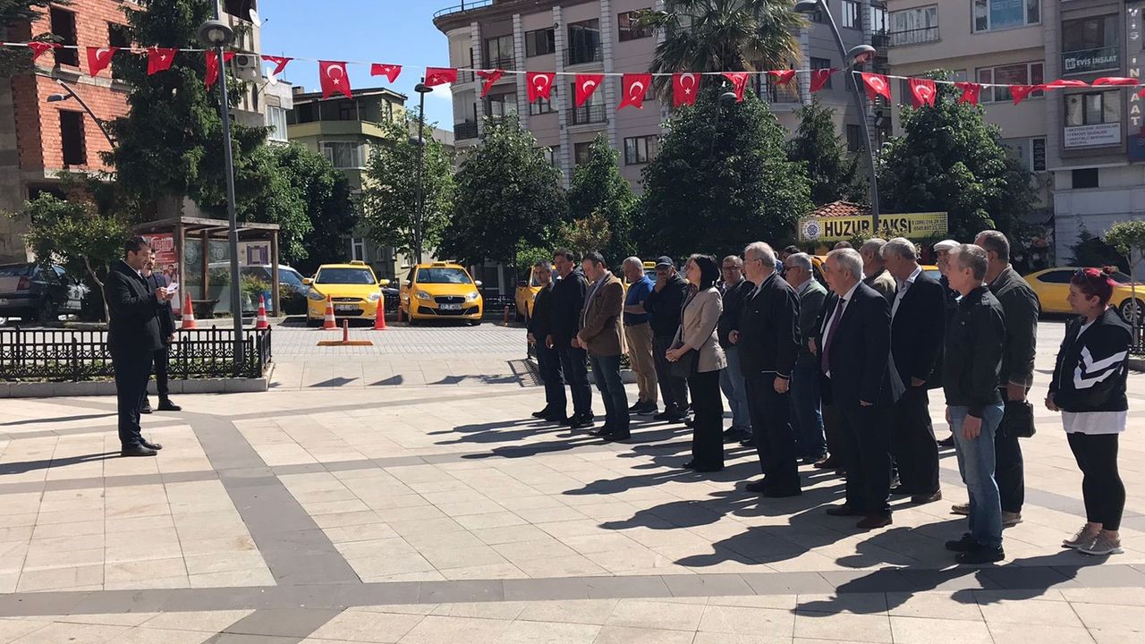 CHP de Atatürk Anıtı'na çelenk sundu