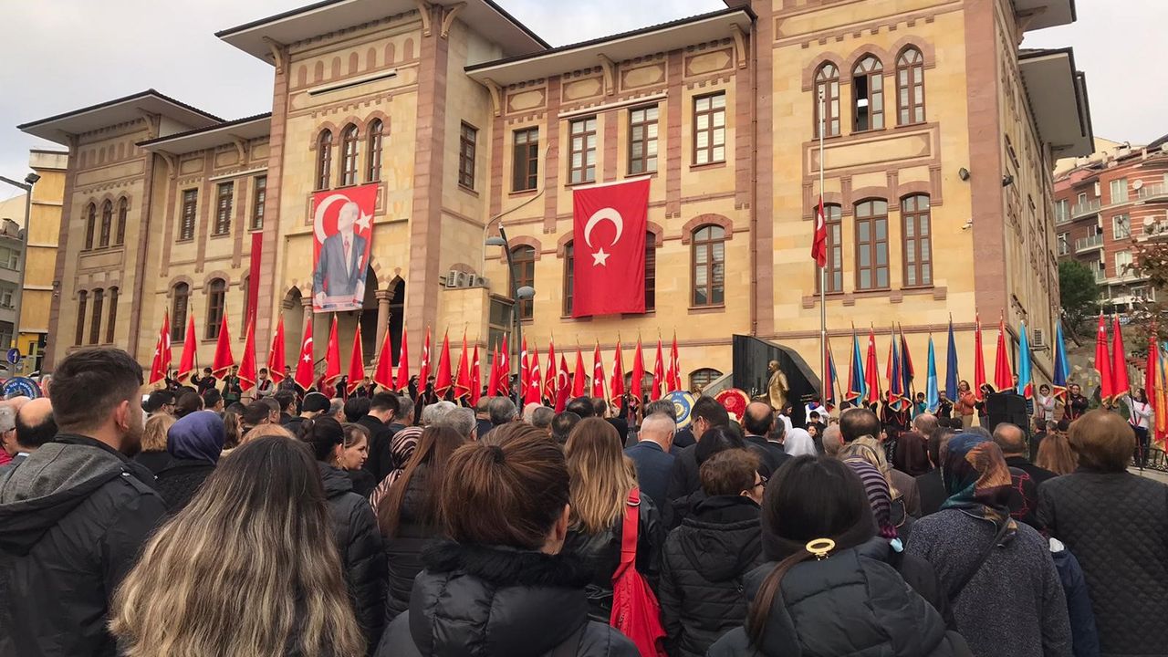 Atatürk Anıtı’na çelenk sunuldu