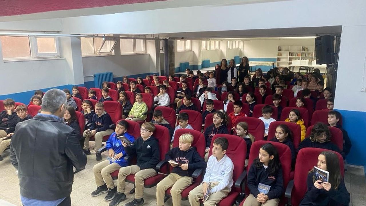 Yazar Efe, Hamdibey Ortaokulu'nda okurlarıyla buluştu