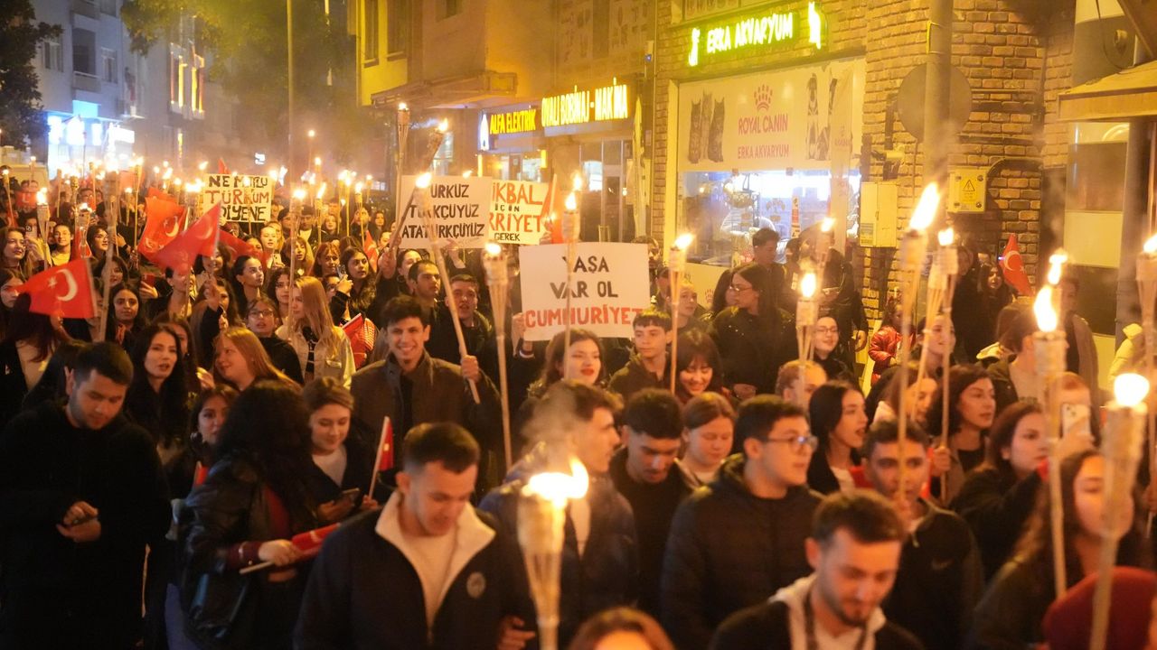 Biga’da Cumhuriyet Yürüyüşü coşkusu sokaklara sığmadı!