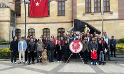 CHP'li gençler Atatürk Anıtı'na çelenk sundular
