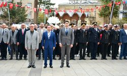 Cumhuriyet Bayramı kutlamaları çelenk töreni ile başladı