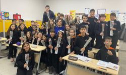 Biga Ortaokulu öğrencilerinden karanfilli tepki!