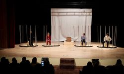 Biga Belediyesi İlçe Tiyatrosu Gençlik Ekibi sahnede