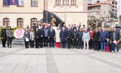 Biga CHP'den Cumhuriyet Meydanı'nda 23 Nisan çelengi