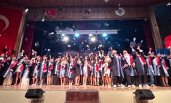 Üniversitenin mezuniyet coşkusu