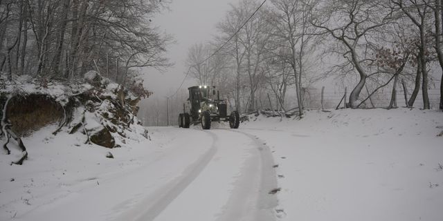 Biga’nın Zirvesinde Kar Mesaisi: Yollar Açıldı, Kaymakamlık Uyardı
