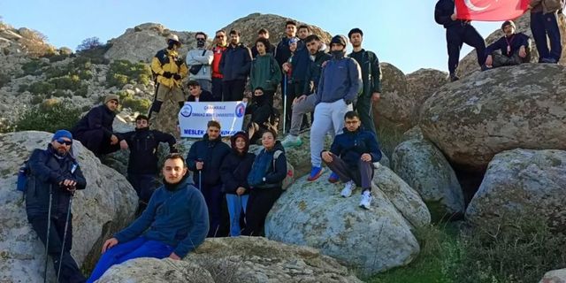 Öğrencilerden Yahya Çavuş’un köyüne şehitlere saygı yürüyüşü