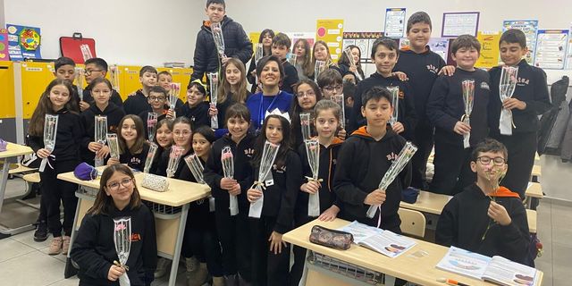 Biga Ortaokulu öğrencilerinden karanfilli tepki!