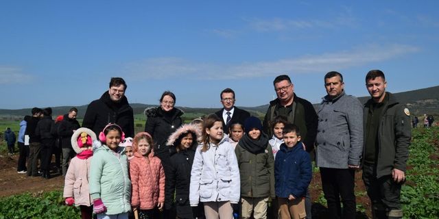 Biga'da geleceğe nefes: Öğrenciler fidanları toprakla buluşturdu