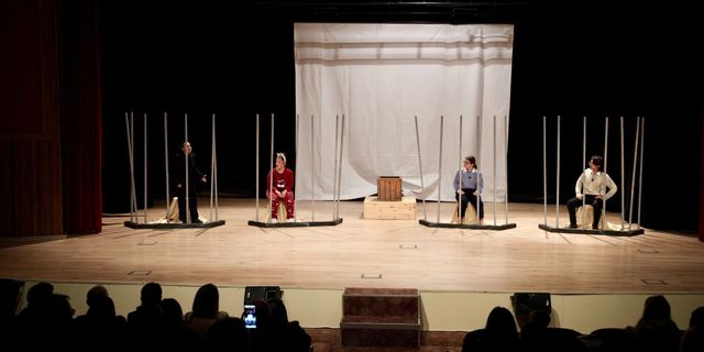 Biga Belediyesi İlçe Tiyatrosu Gençlik Ekibi sahnede