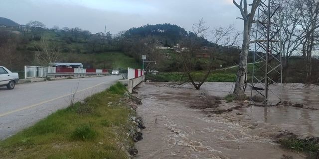 Akkayrak Köprüsü su yükselmesi nedeniyle trafiğe kapatıldı
