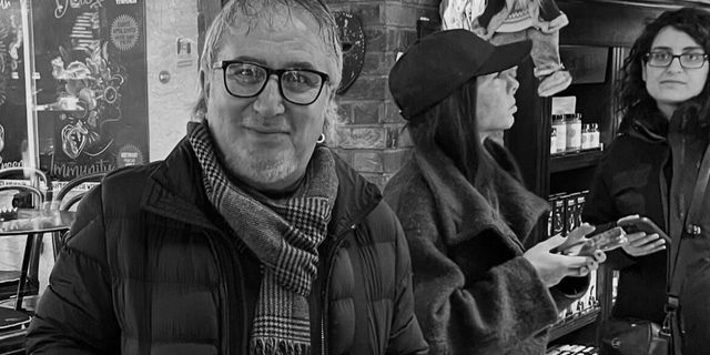 SOKAK LAMBALARI YAĞMURU AYDINLATIYOR