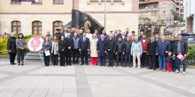 Biga CHP'den Cumhuriyet Meydanı'nda 23 Nisan çelengi