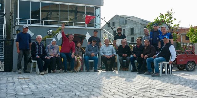 Vatandaşlar Başkan Elbi'yi çiçeklerle karşıladı