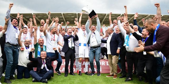 Bigaspor şampiyonluk kupasını kaldırdı