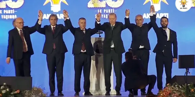 Eceabat Belediye Başkanı Saim Zileli AK Parti’ye Geçti: Rozetini Erdoğan Taktı