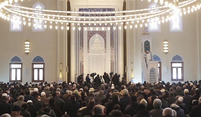 Altı minareli camii ibadete açıldı