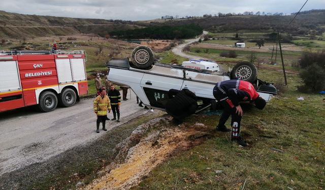 Takla atan otomobil kayanın üzerinde kaldı