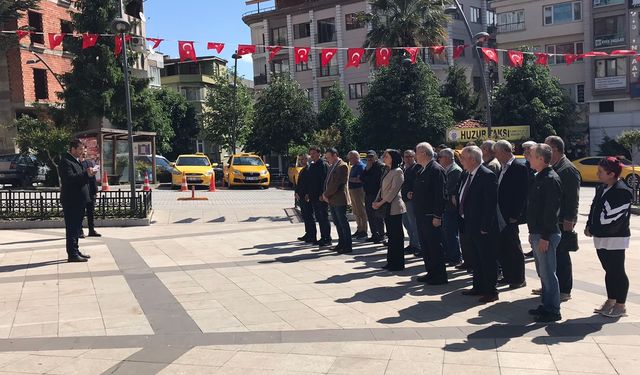 CHP de Atatürk Anıtı'na çelenk sundu