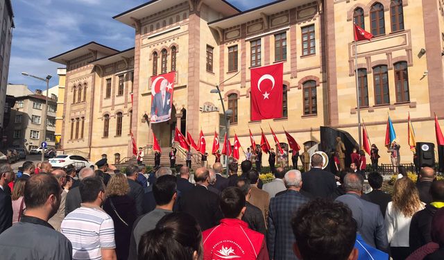 19 Mayıs kutlamaları çelenk töreni ile başladı