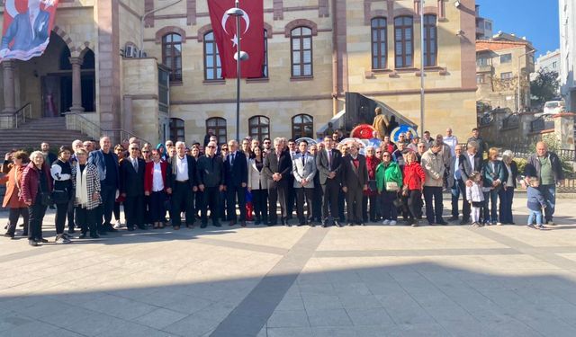 3 siyasi parti ve ADD, Atatürk Anıtı'na çelenk sundular