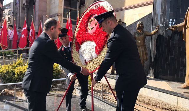 Cumhuriyet Bayramı kutlamaları çelenk töreni ile başladı