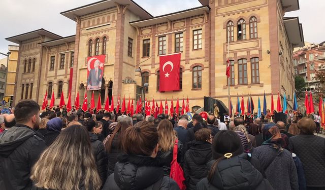 Atatürk Anıtı’na çelenk sunuldu