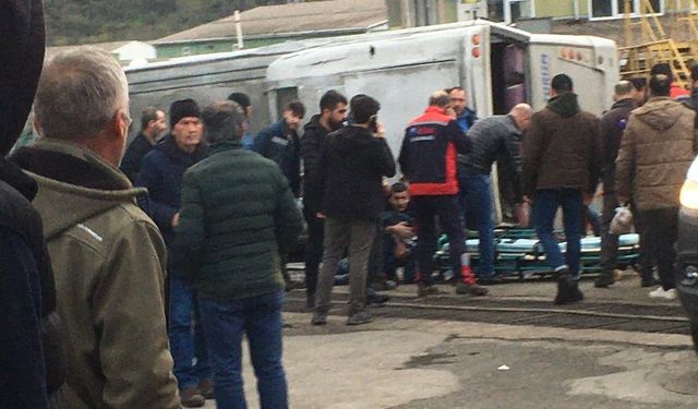 Biga’da otobüs devrildi: 17 yaralı