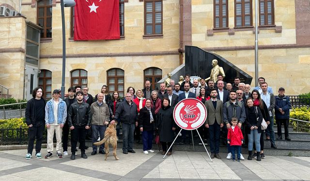 CHP'li gençler Atatürk Anıtı'na çelenk sundular