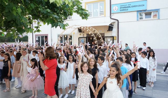 50 yıllık okul mezunlarını uğurladı