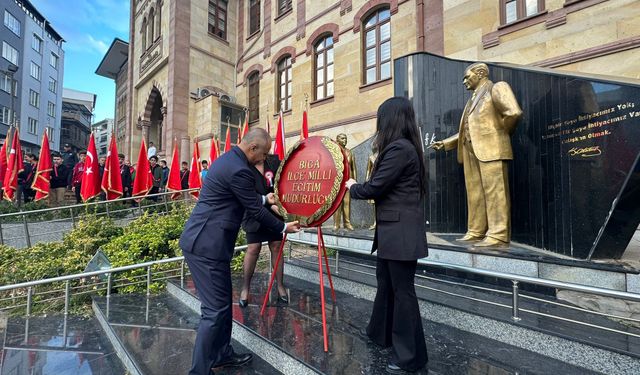 Öğretmenler Günü'nde çelenk töreni yapıldı