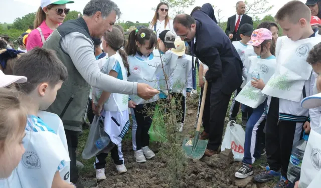 Sakarya okulu öğrencilerinden hatıra ormanı