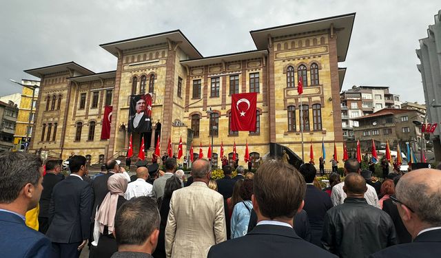 19 Mayıs kutlamaları, çelenk töreni ile başladı