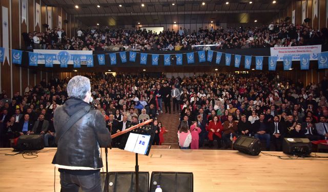 Biga Ülkü Ocakları'nın Ali Kınık konseri büyük beğeni topladı