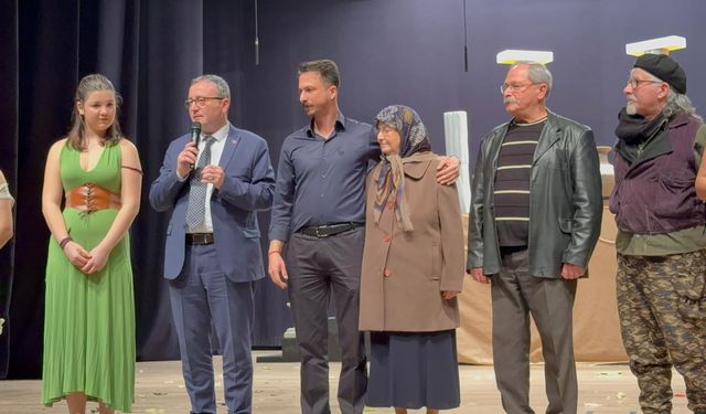 Biga İlçe Tiyatrosu ilk oyununu sahneledi...