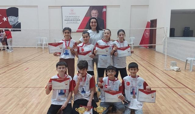 Badminton'da ilk ikincisi oldular, Biga'yı gururlandırdılar...