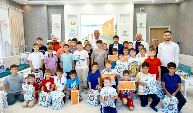 Başkan Elbi’den Çocuklara Hem Sürpriz Hem Gelecek Vizyonu