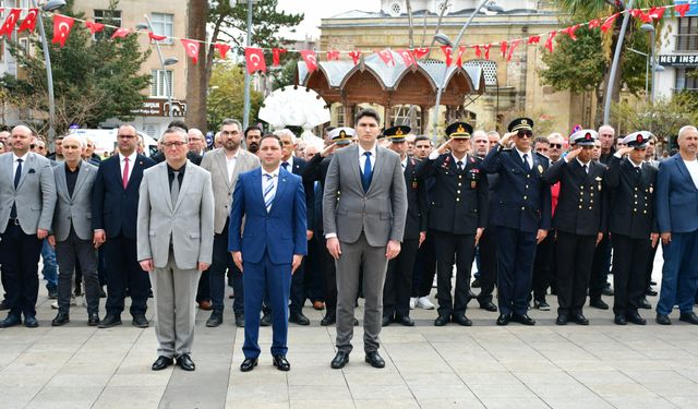 Cumhuriyet Bayramı kutlamaları çelenk töreni ile başladı