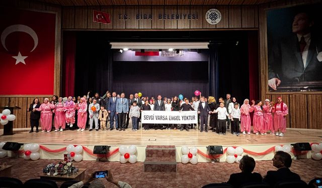 Biga’da 3 Aralık Engelliler günü programı duygu dolu anlara sahne oldu