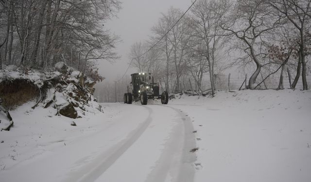 Biga’nın Zirvesinde Kar Mesaisi: Yollar Açıldı, Kaymakamlık Uyardı