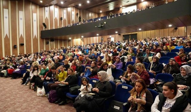 Biga’da kadınlar AKM’ye akın etti: 'El işini al gel' etkinliğine yoğun ilgi