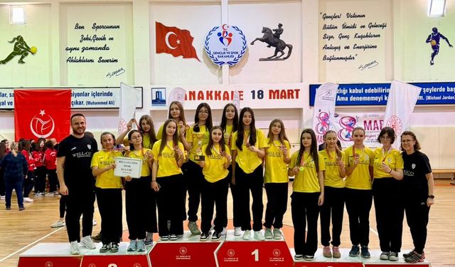 Biga Gelişim Spor Kulübü voleybolda kürsüye çıkan tek Biga takımı oldu