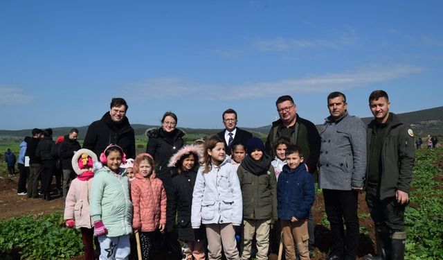 Biga'da geleceğe nefes: Öğrenciler fidanları toprakla buluşturdu