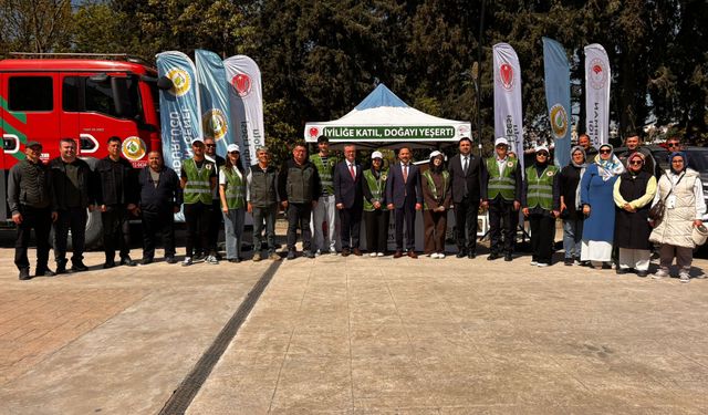 Biga’da çocuklar harçlıklarını şehitler için fidan bağışına dönüştürdü