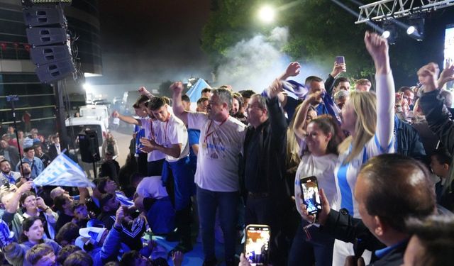 Bigaspor’un şampiyonluk coşkusu Biga Belediye Meydanı’nda kutlandı