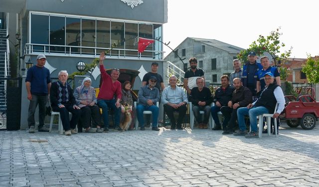 Vatandaşlar Başkan Elbi'yi çiçeklerle karşıladı