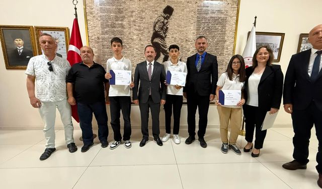 Biga Hamdibey Ortaokulu öğrencileri CV yarışmasında tüm dereceleri kazandı