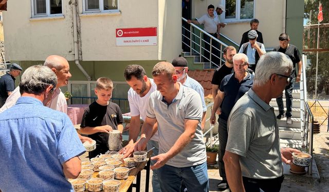 Işıkeli Köyü'nde aşure ikramı